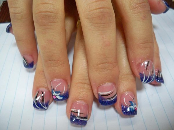 Французский маникюр с рисунком на короткие ногти