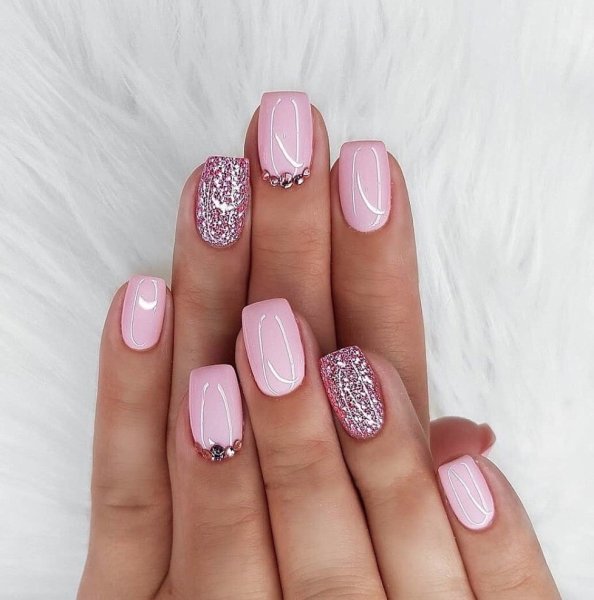 Маникюр с ромашками