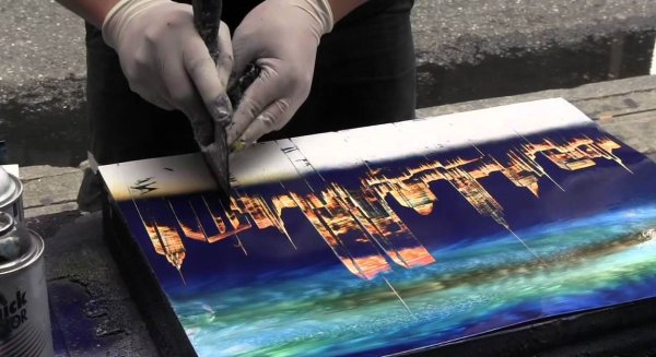 Рисование баллончиками на холсте