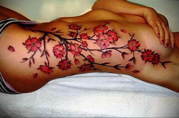 Тату Сакура на боку