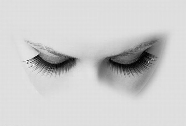 Закрытые глаза на белом фоне