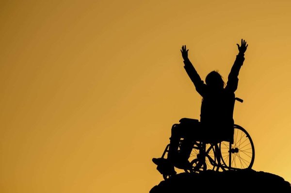 Счастливый инвалид в коляске