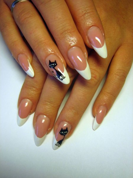 Красивый френч на миндалевидных ногтях