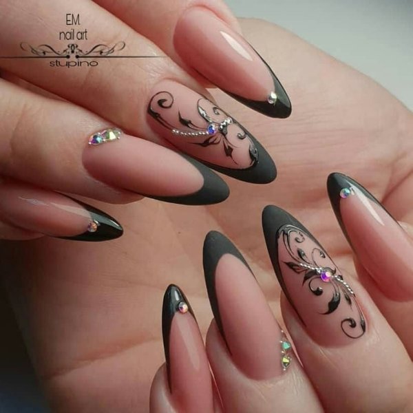 Френч на миндалевидных ногтях