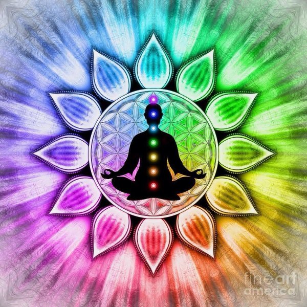 Девушка медитирует чакры