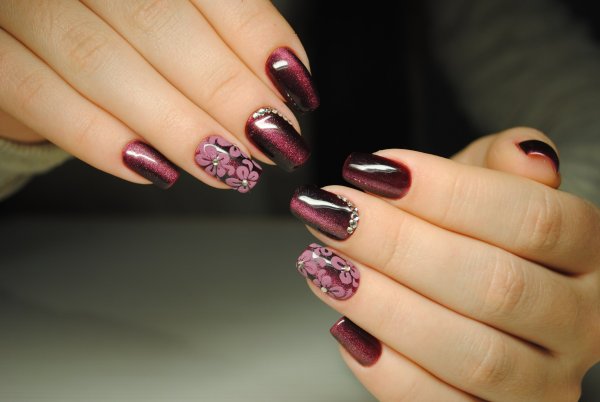 Ногти красные с рисунком и стразами