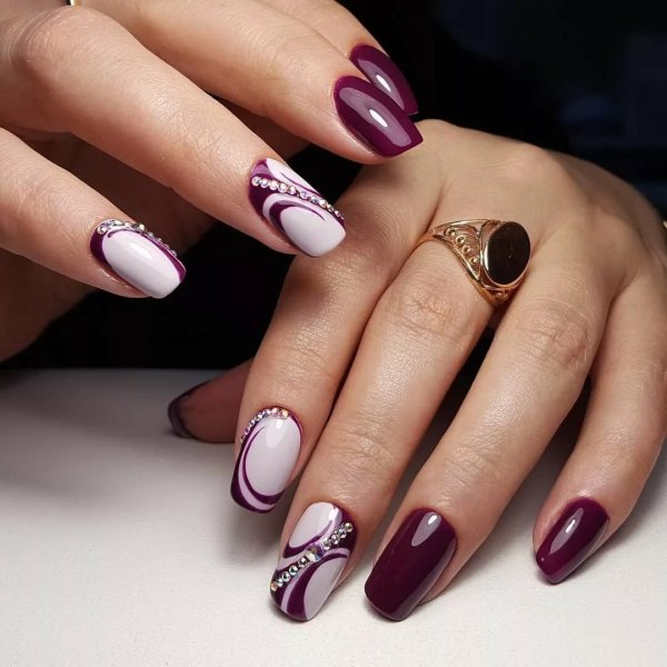 Маникюр бордовый с бежевым