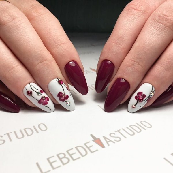 Бордовый маникюр со стразами