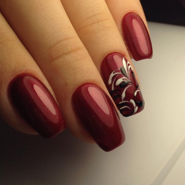 Бордовый маникюр с цветочками