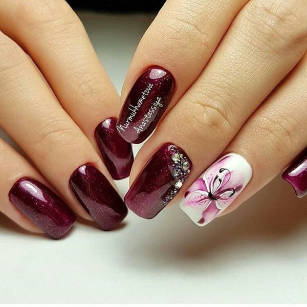 Маникюр бордовый с бежевым