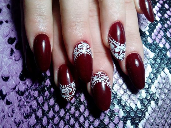Маникюр бордо бургунди миндаль