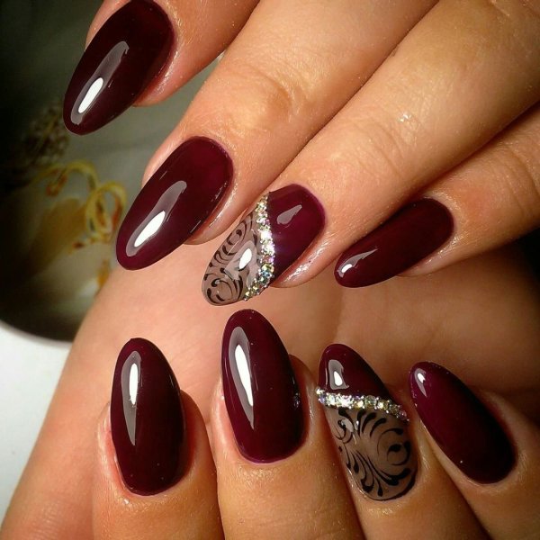 Бордовый маникюр