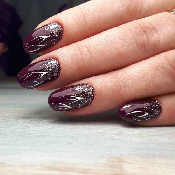 Маникюр с вензелями