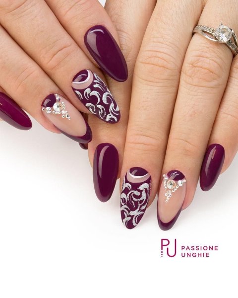 Красивый красный маникюр