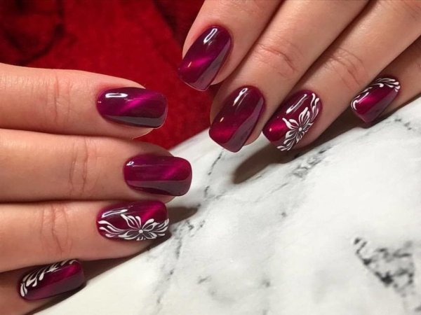 Маникюр кошачий глаз красный