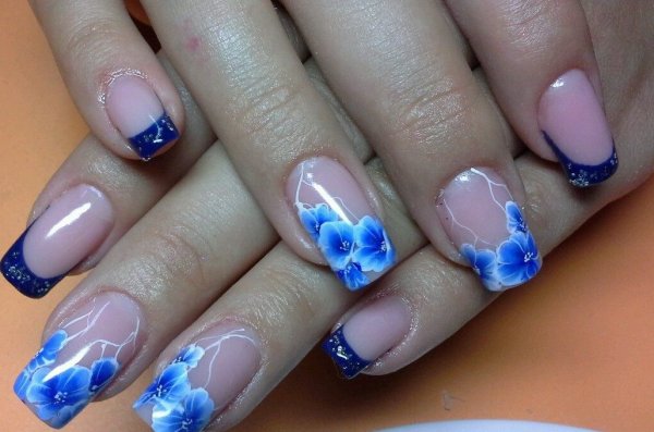 Французский маникюр с синими цветами