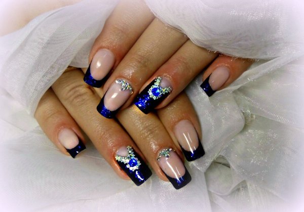 Маникюр френч синий с белым