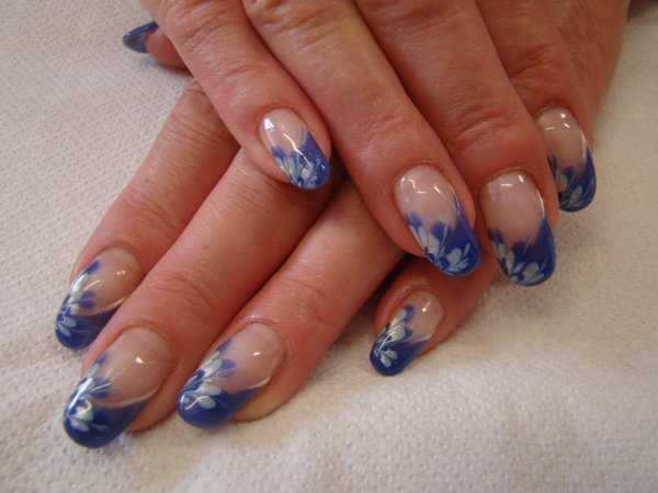 Прозрачный с синим френчем маникюр