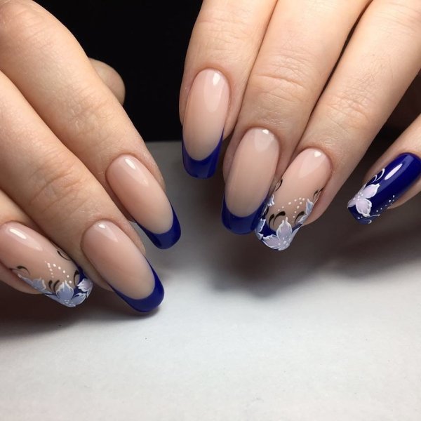 Маникюр френч синий с белым