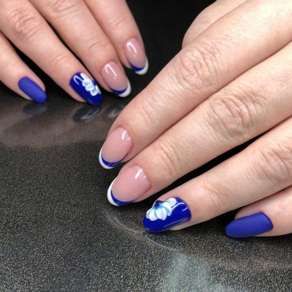 Синие ногти с белым френчем