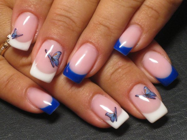 Голубой французский маникюр со стразами