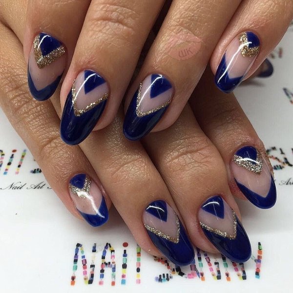 Новогодний дизайн ногтей с френчем внизу