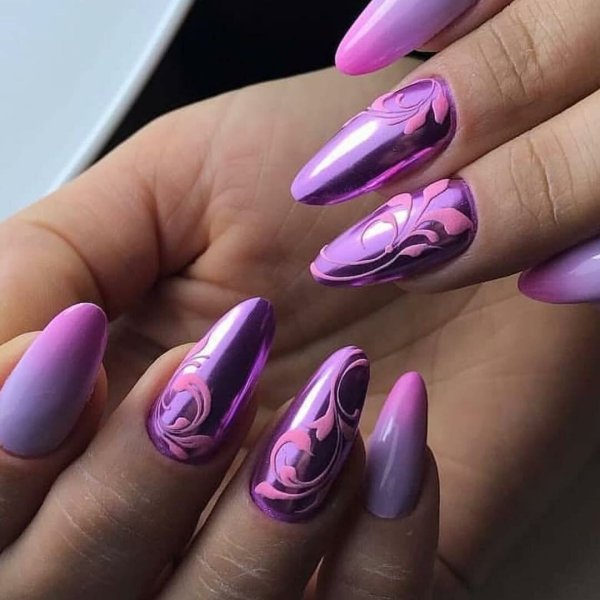 Сиреневый френч на миндалевидных ногтях