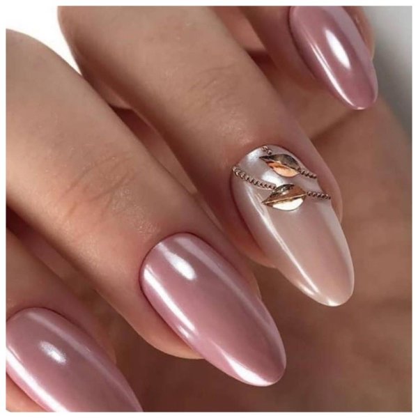 Сиреневый маникюр на овальные ногти