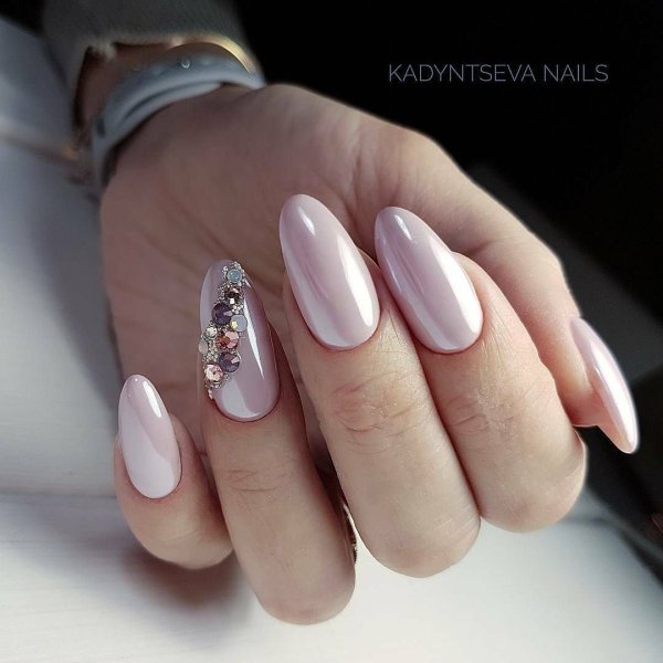 Маникюр розовый перламутр