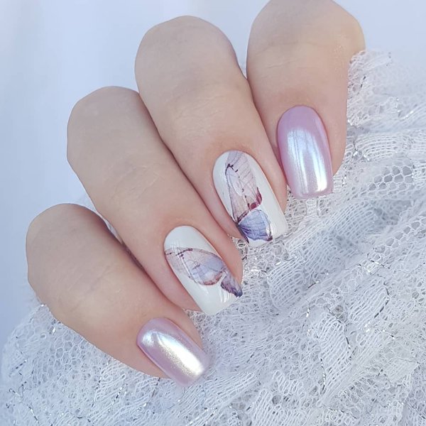 Нежный маникюр с блестками и стразами