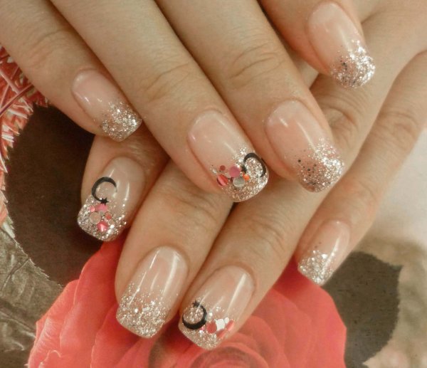 Французский маникюр с блестками и рисунком