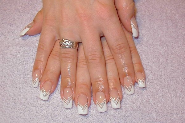 Белый френч на ногтях