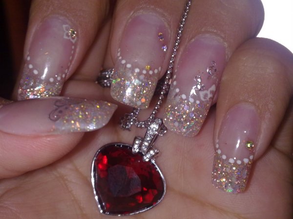 Маникюр со стразами и блестками
