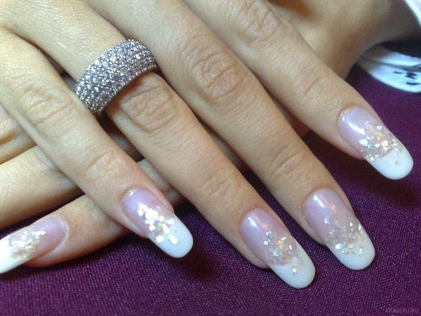 Наращивание ногтей френч белый с блестками
