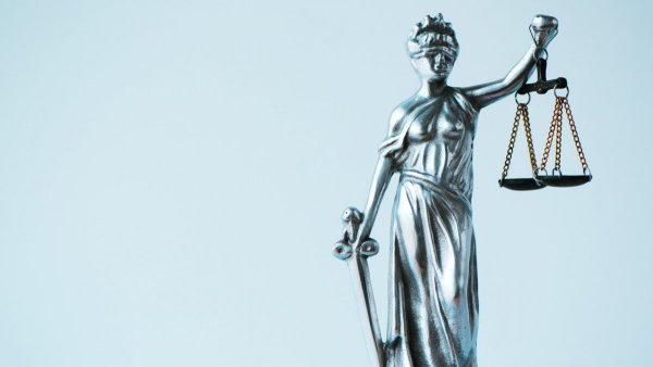 Статуя судьи