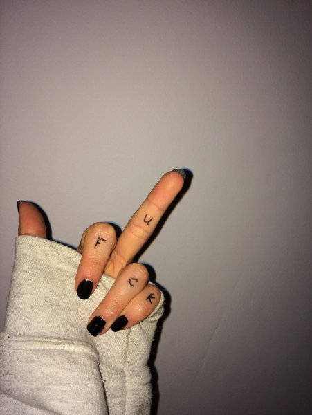 Тату скелет на кисти