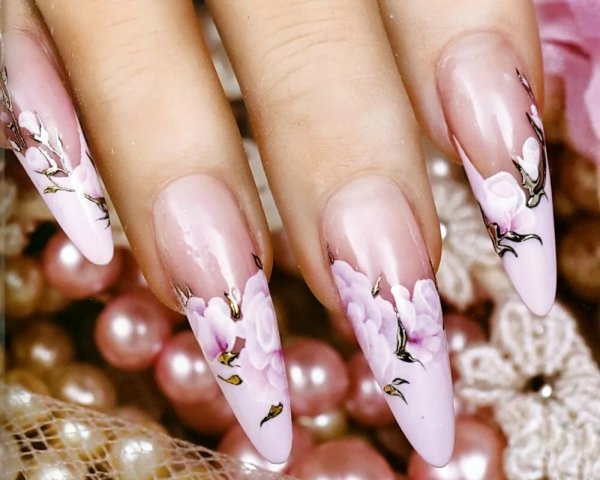 Маникюр с рисунком на кончиках ногтей