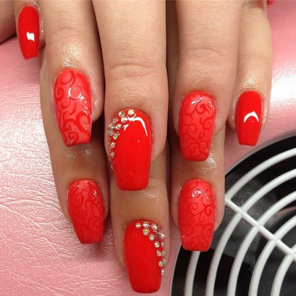Красивый красный маникюр на длинные ногти