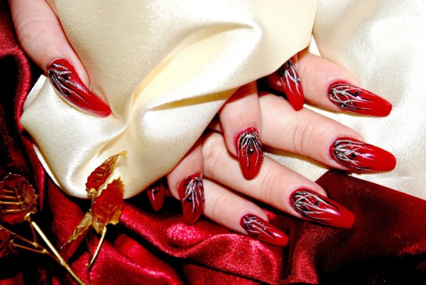 Красный маникюр