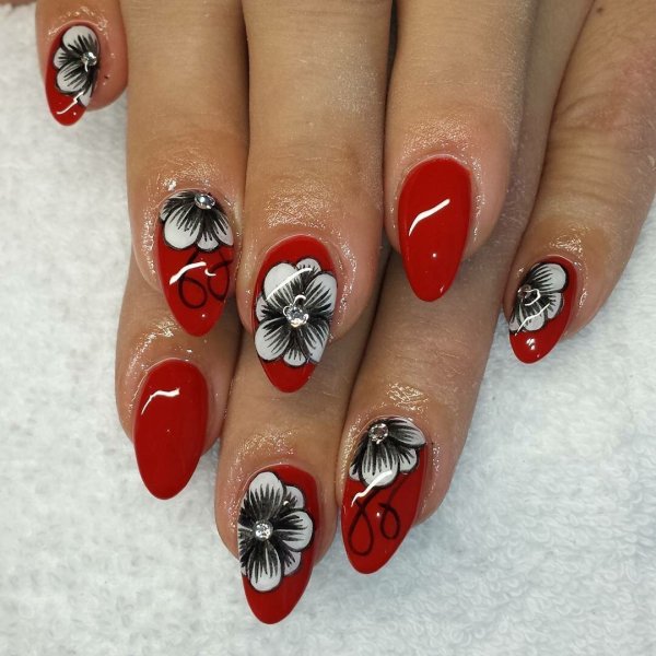 Красный маникюр с розами