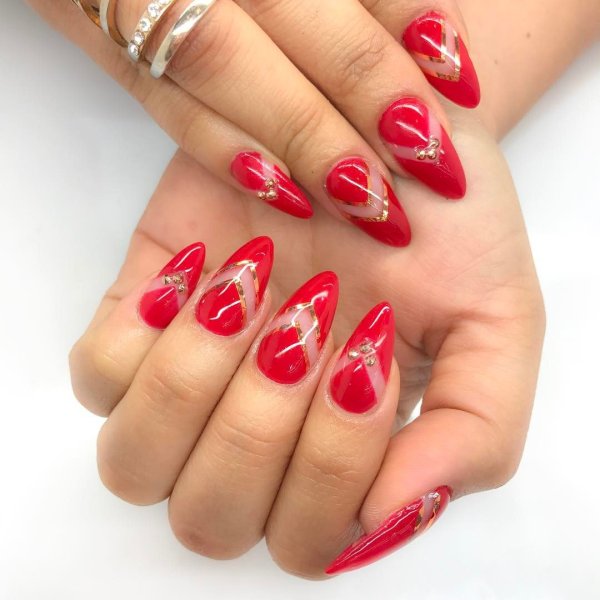 Красный маникюр с рисунком