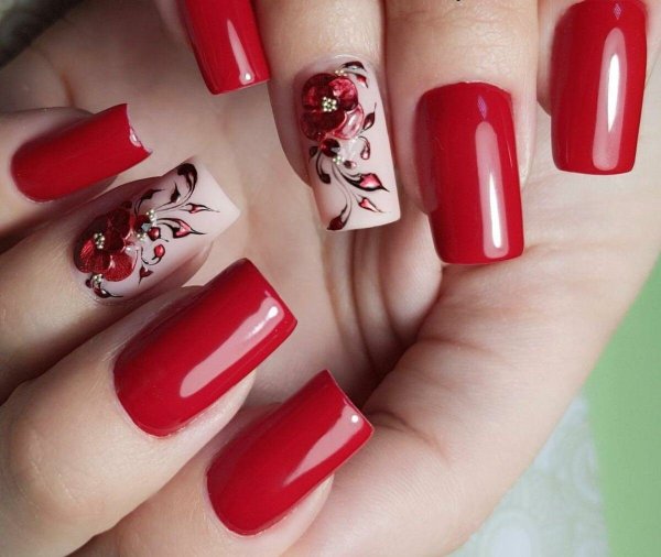Красные ногти с розами