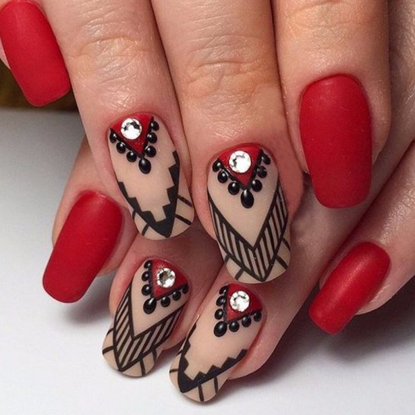 Красивый маникюр в ярких и красных тонах