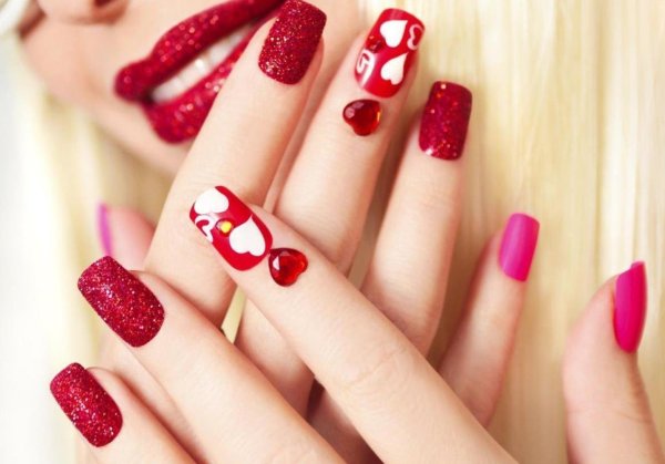 Красивый красный френч на ногтях