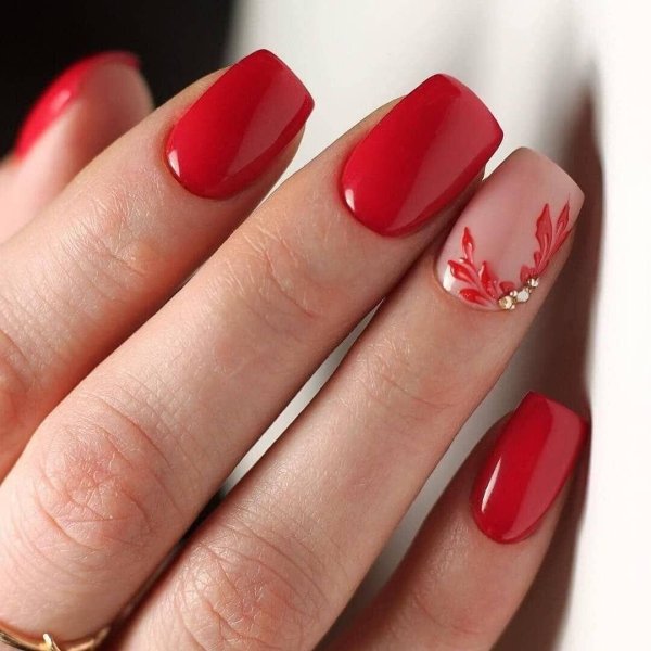 Красный маникюр с розами