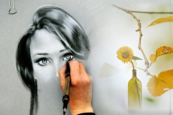 Рисовать портрет девушки