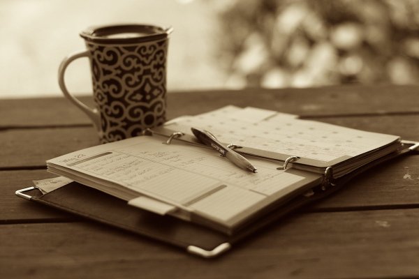 Предметы на деревянном фоне