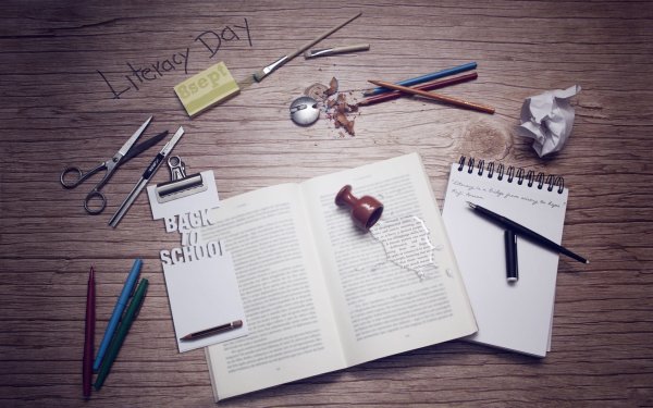 Исписанный лист на столе