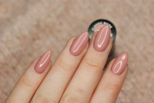 Однотонное покрытие на овальные ногти