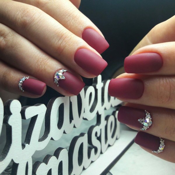 Однотонные ногти со стразами